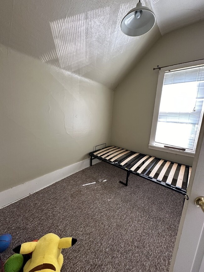 Building Photo - 2 bed 1 bath apartment available June 1st!
