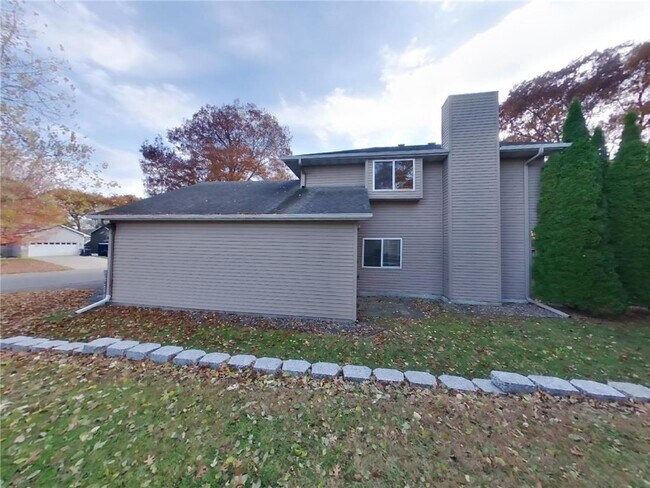 Building Photo - 2661 Oak Ridge Dr