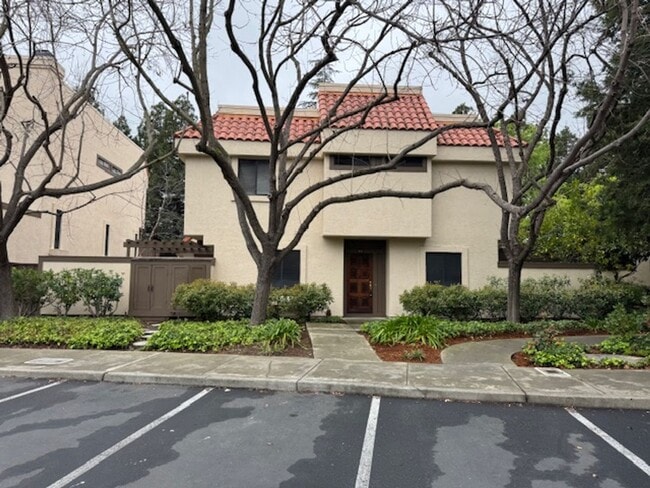 Building Photo - Wonderful 3 bedroom townhome in Main Chance Estates