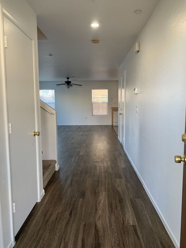 Building Photo - 3 bed,2.5 bath, 1 car garage house for rent $1800