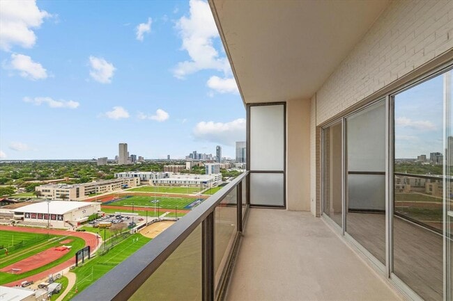 Building Photo - 2929 Buffalo Speedway