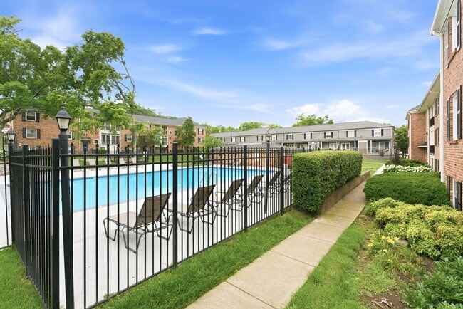 Building Photo - Fantastic 1BR/1BA condo in the desirable Georgetown Condominiums in the heart of Green Hills!