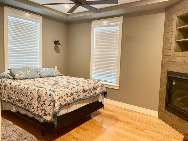 Building Photo - Beautifully updated, furnished home with wrap around porch and Columbia River Views!