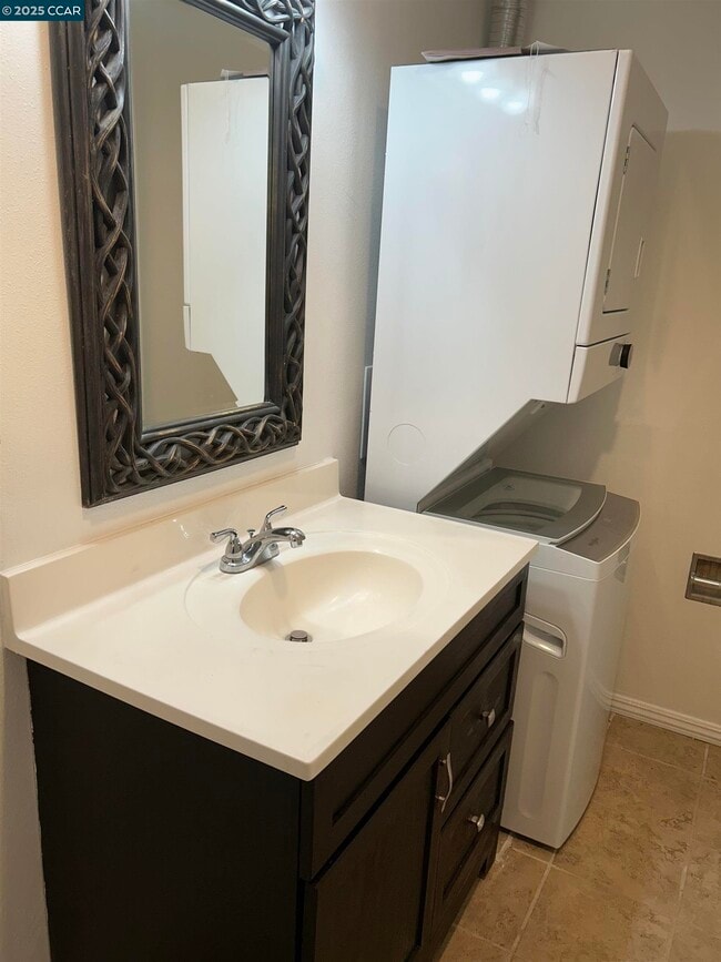 Building Photo - 5451 Roundtree Pl