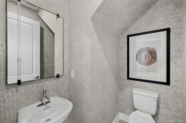 Building Photo - 823 SW Pr Ave