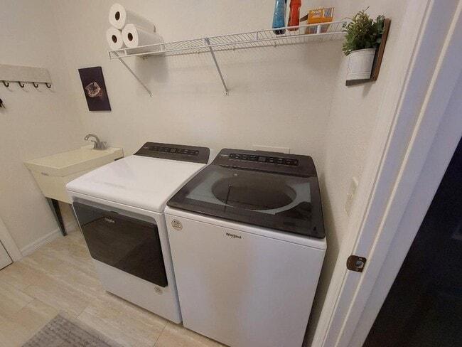 Building Photo - 1026 S Lake Mariam Dr