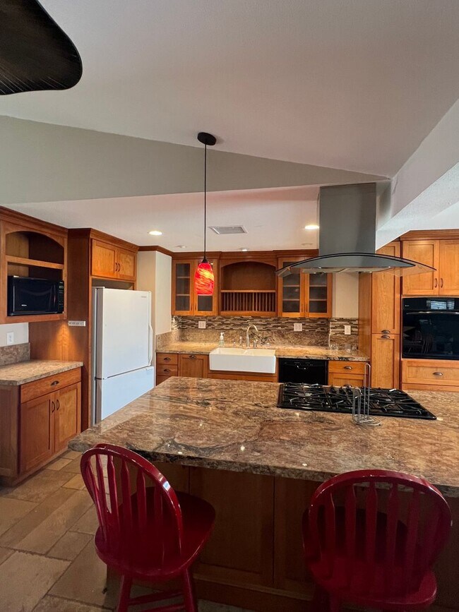 Building Photo - Great home with a Great Family Room