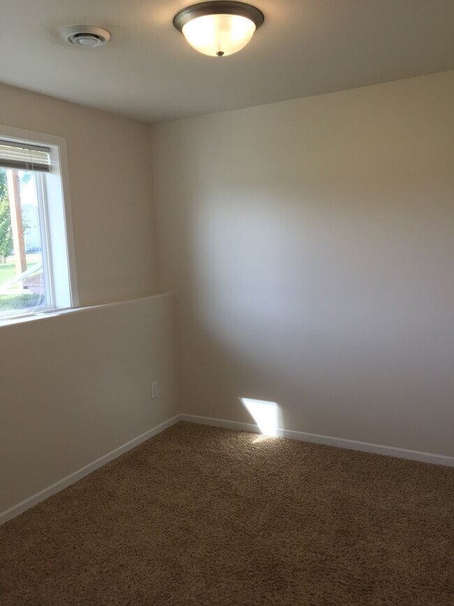 Building Photo - 3 Bed 3 Bath Twin Home