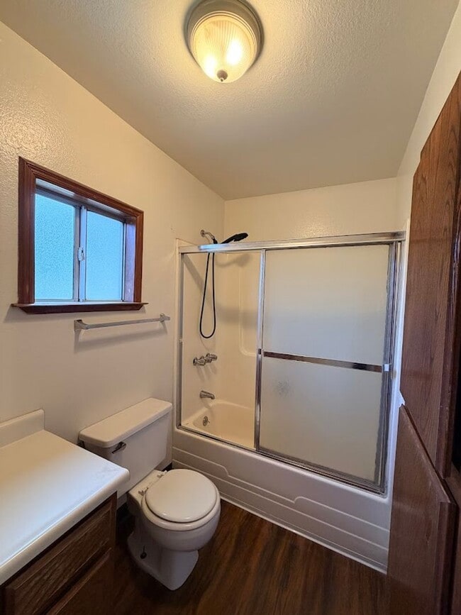 Building Photo - Well maintained home in convenient location w/seasonal landscaping incl.