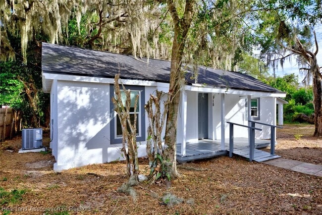 Building Photo - 915 S Waldron Ave