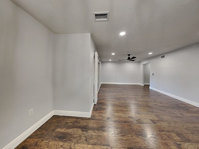 Building Photo - 3979 Versailles Dr