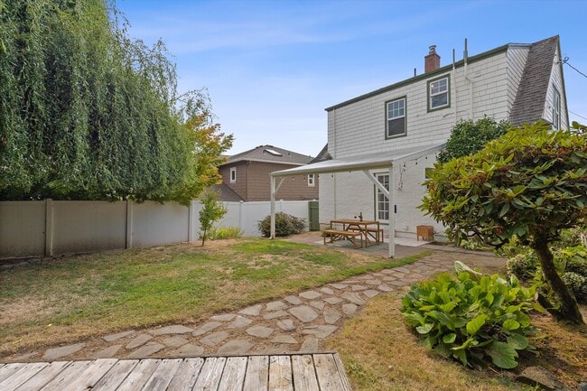 Building Photo - 7227 SE Hawthorne Blvd