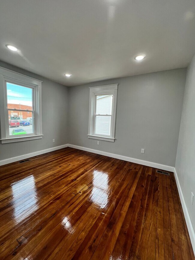 Building Photo - 25 N Poplar St