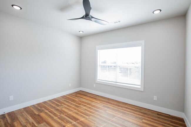 Building Photo - ***903 Seaborn Way***