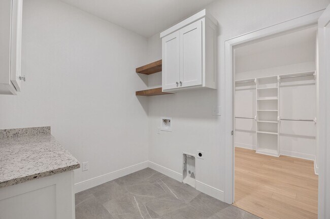 Building Photo - Gorgeous new construction in Flint!