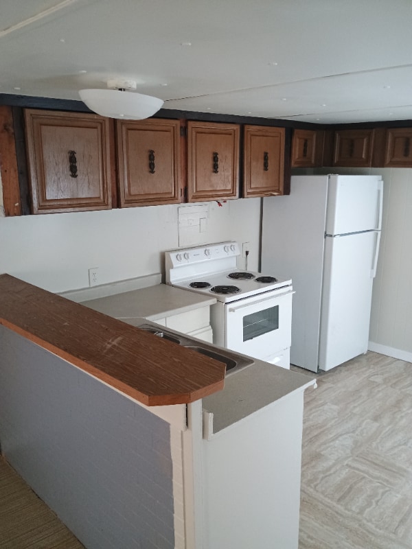 Building Photo - 129 SE Camelot Loop