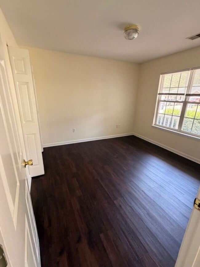 Building Photo - Beautiful and spacious! Ready for move in!