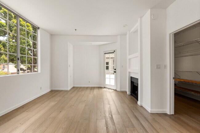 Building Photo - Stylish End-Unit Townhome in Prime Santa Monica | Private Rooftop Deck & Bonus Room