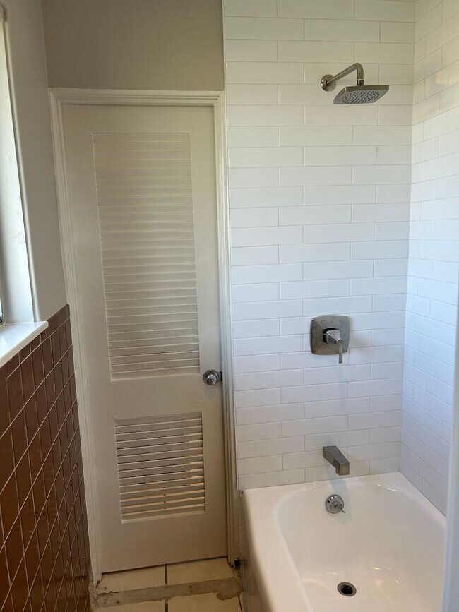 Building Photo - Contact Peggy 501 676 1758