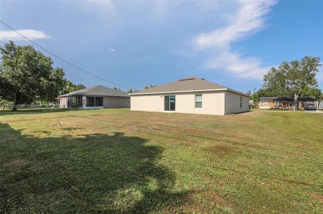 Building Photo - 2352 SE Surrey Pl