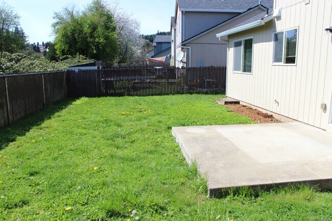 Building Photo - 4 bedroom 2 bath family home in quiet Scappoose neighborhood