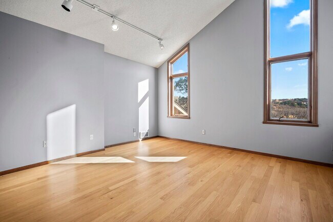 Building Photo - 1020 Walsen Rd