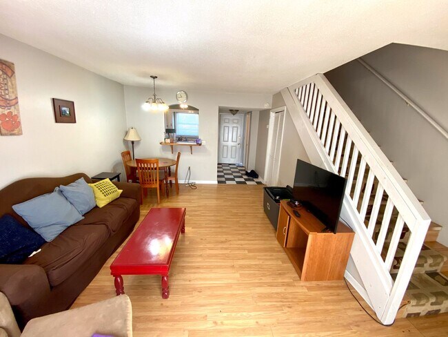 Building Photo - Flexible Lease Term Available for 2 Bed/1.5 Bath Townhome!
