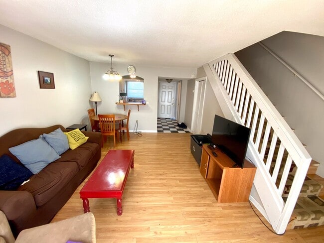 Building Photo - Short Term Lease Available for 2 Bed/1.5 B...