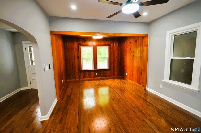 Building Photo - 275 Riverview Ave