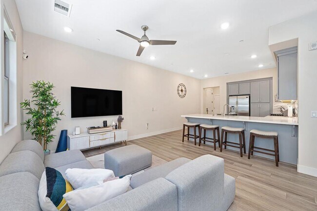 Building Photo - 2 Bed 2 Bath (plus a den) Gala Condo