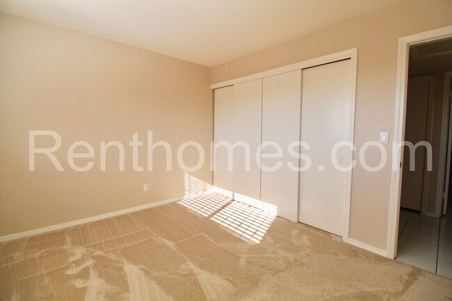 Building Photo - 310 E Moss St