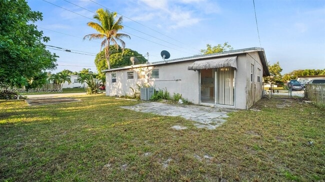 Building Photo - 701 N 70th Ave