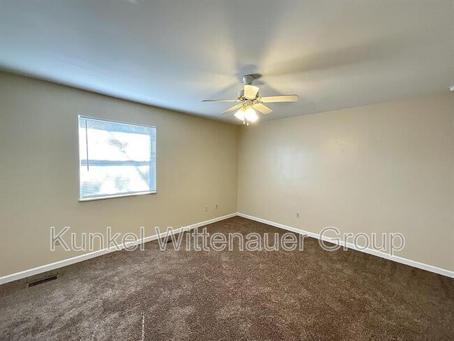 Building Photo - 13 Twin Oaks Dr