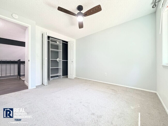 Building Photo - Freshly Updated Gig Harbor Townhome Near the Waterfront!
