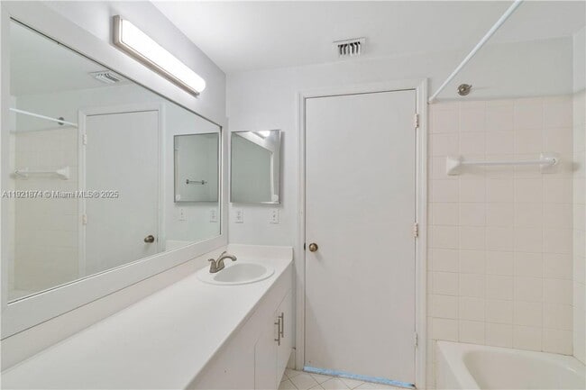 Building Photo - 1820 Salerno Cir