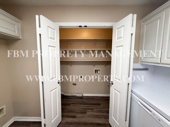 Building Photo - 19 Country Club Pl
