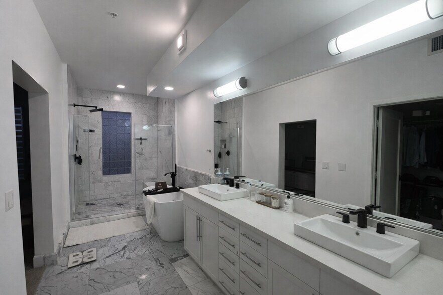 Building Photo - 300 E 4th St