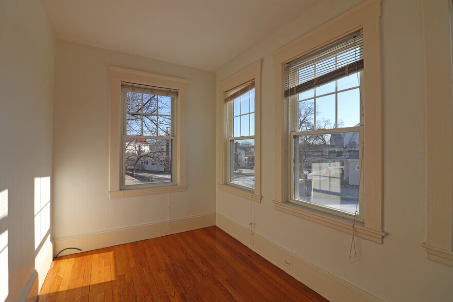 Building Photo - 54 Maplewood St