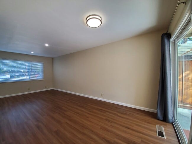 Building Photo - Lovely 3 bedroom 2 bath duplex with private garage and backyard