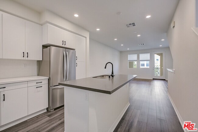 Building Photo - 681 S District Way