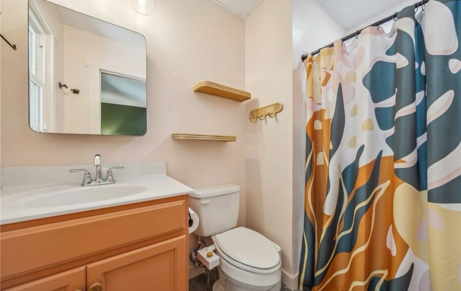 Primary Bathroom - 7412 Newbys Ct