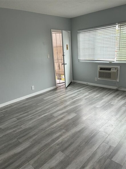 Building Photo - 1052 Justin Ave