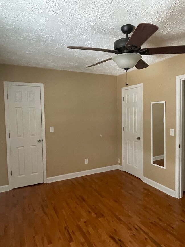 Building Photo - Three Bedroom Townhome