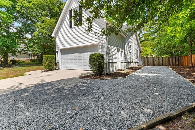 Building Photo - Large Leland Home for rent with Fenced Back Yard!