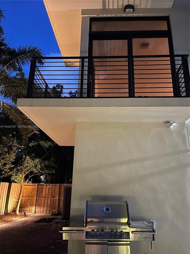 Building Photo - 909 NE 16th Terrace