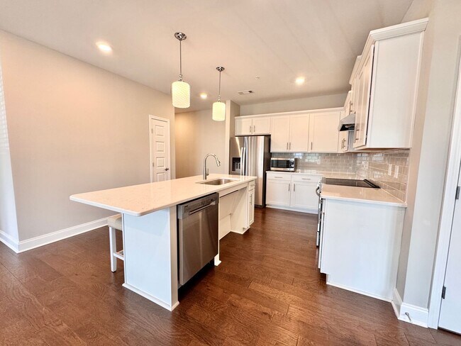 Building Photo - 2 Bed, 2 Bath Condo w/ Elevator Close to D...