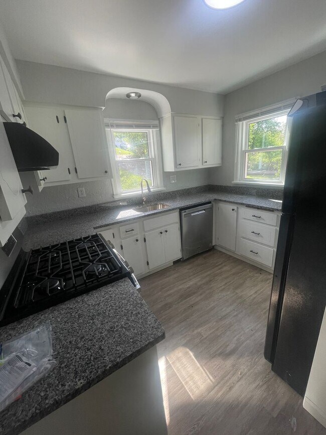 Building Photo - AVAILABLE NOW!! 4 Bed 1.5 Bath Home IN South Park