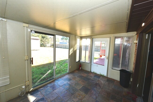 Building Photo - Nice Brick Ranch with Large yard!