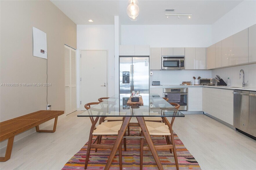 Building Photo - 2602 E Hallandale Beach Blvd