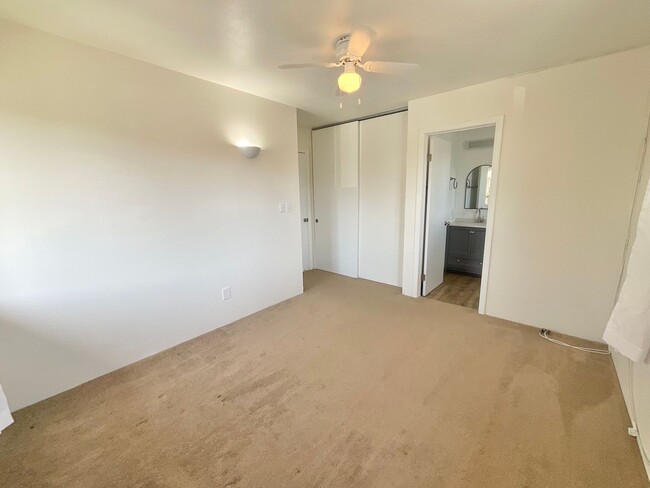 Building Photo - 3 Bedroom 2 Bath, 2 Parking, Convenient Lo...